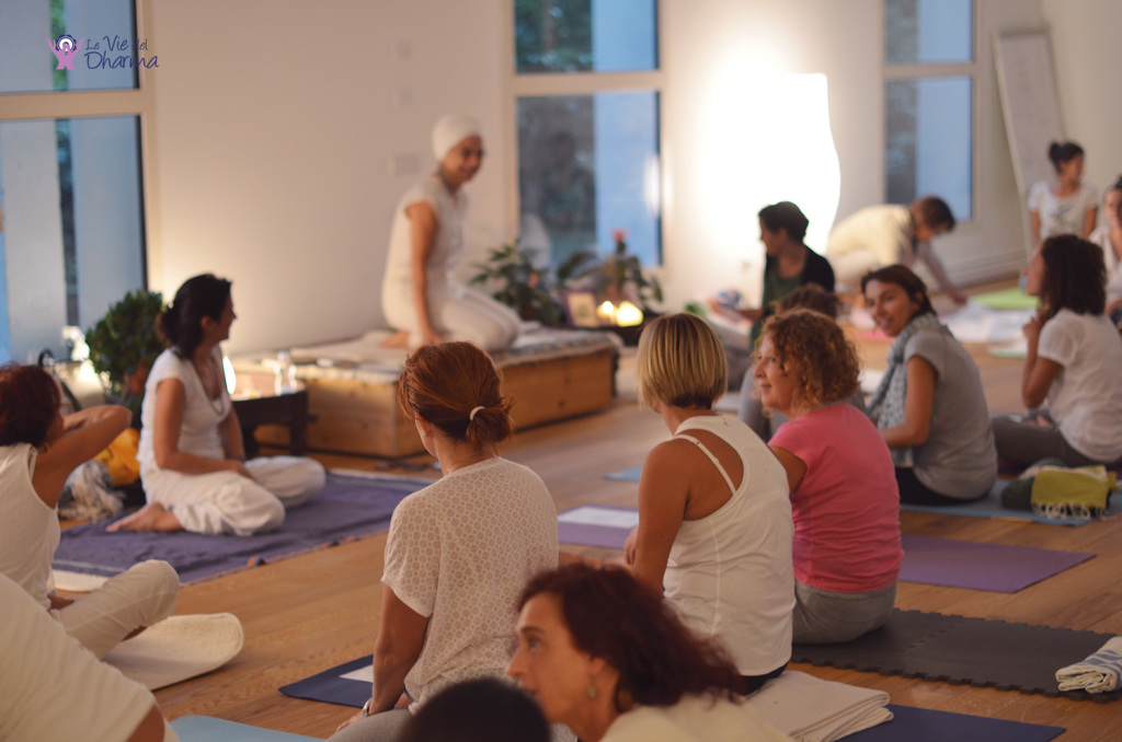Lezione di Kundalini Yoga, con Dharma Kaur