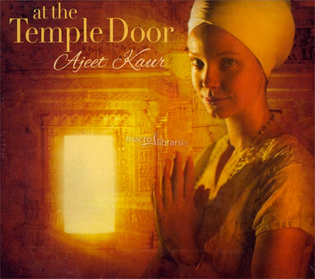 At The Temple Door, di Ajeet Kaur